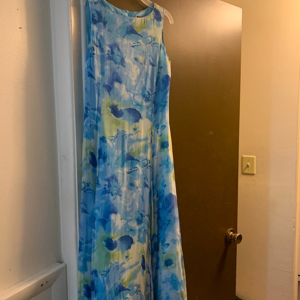 A short-sleeved floral printed flowing dress.